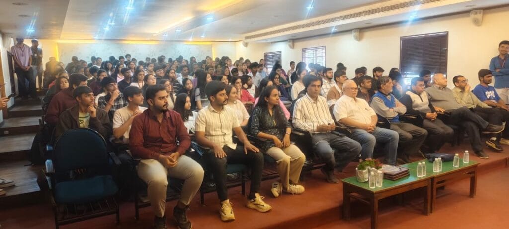 ગાંધીનગર સમાચાર – એચ. એલ. કોલેજમાં રાહ-વીર યોજના અંગે માર્ગ સલામતી સત્ર